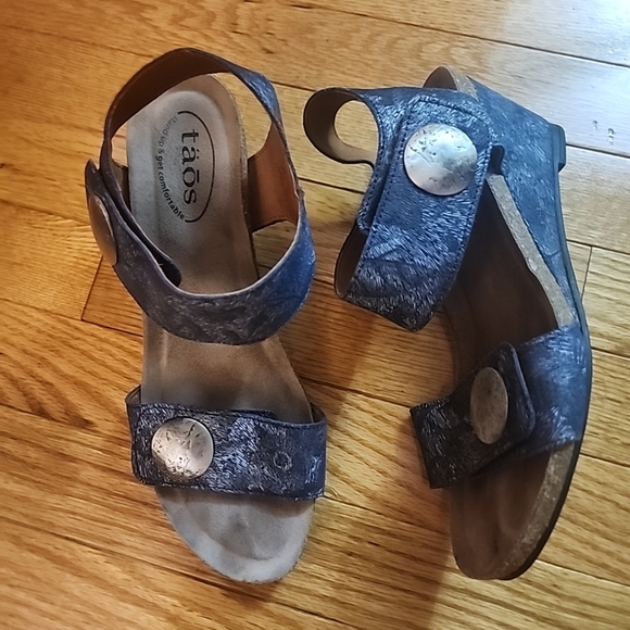 Taos Carousel 2 Wedge Sandals - Picture 5 of 9